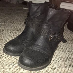 Low cut black boots